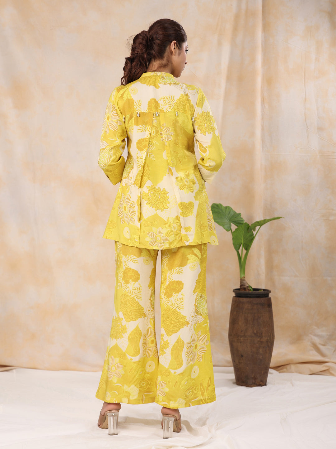 Women' s Floral Printed Silk Blend Straight Kurta with Trousers