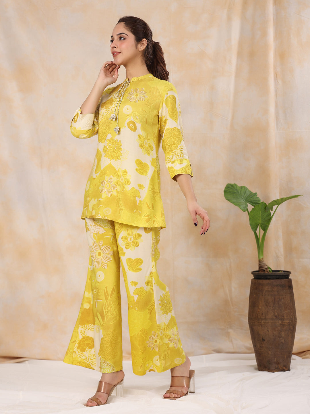 Women' s Floral Printed Silk Blend Straight Kurta with Trousers