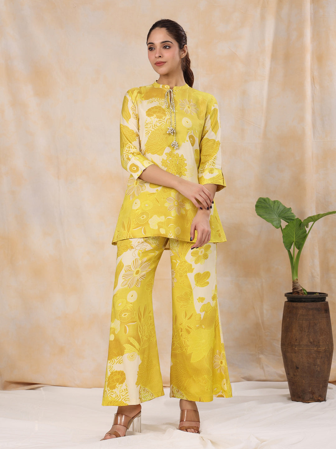 Women' s Floral Printed Silk Blend Straight Kurta with Trousers