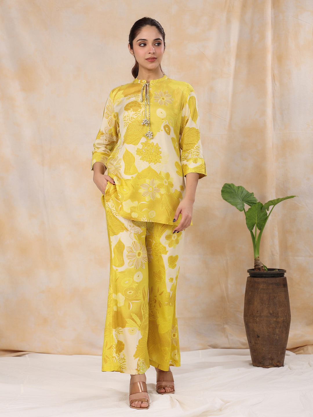 Women' s Floral Printed Silk Blend Straight Kurta with Trousers