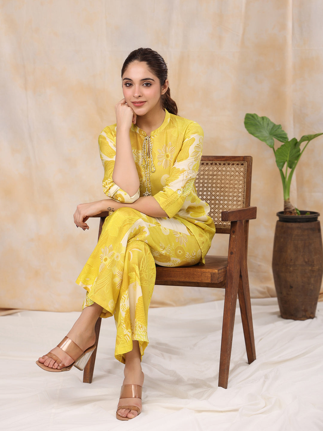 Women' s Floral Printed Silk Blend Straight Kurta with Trousers
