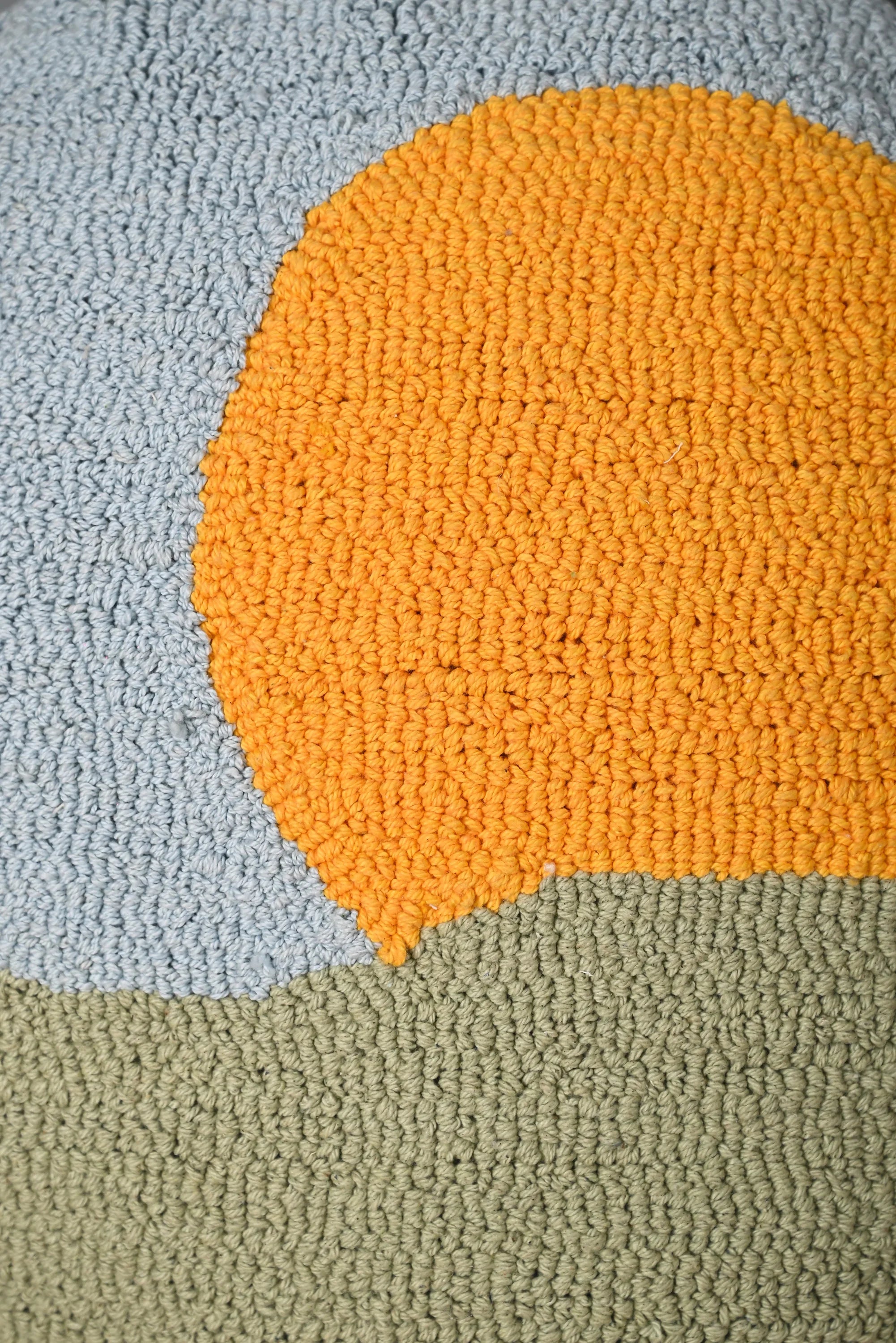 Round Shape Multicolor Truffted Cushion Cover