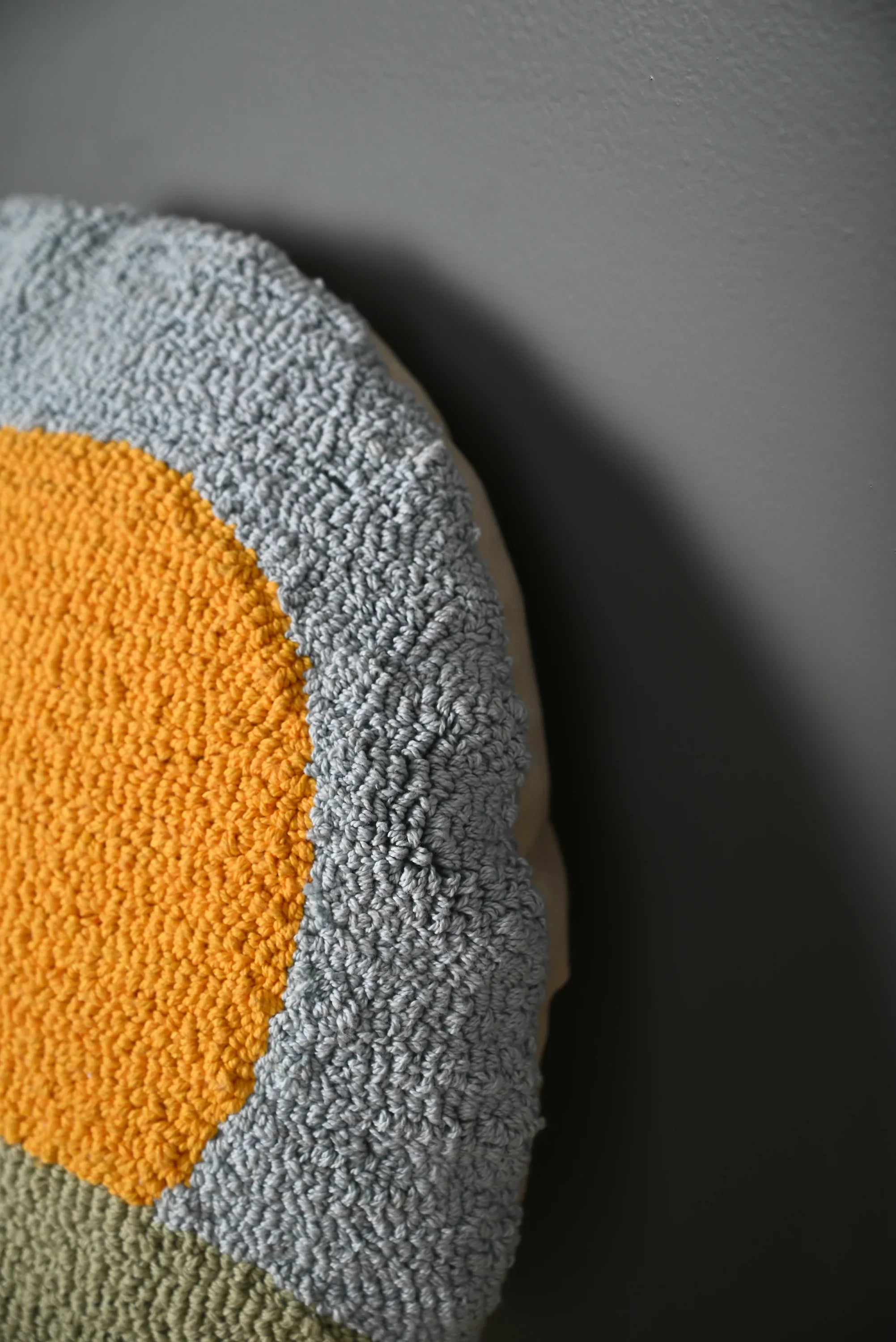 Round Shape Multicolor Truffted Cushion Cover