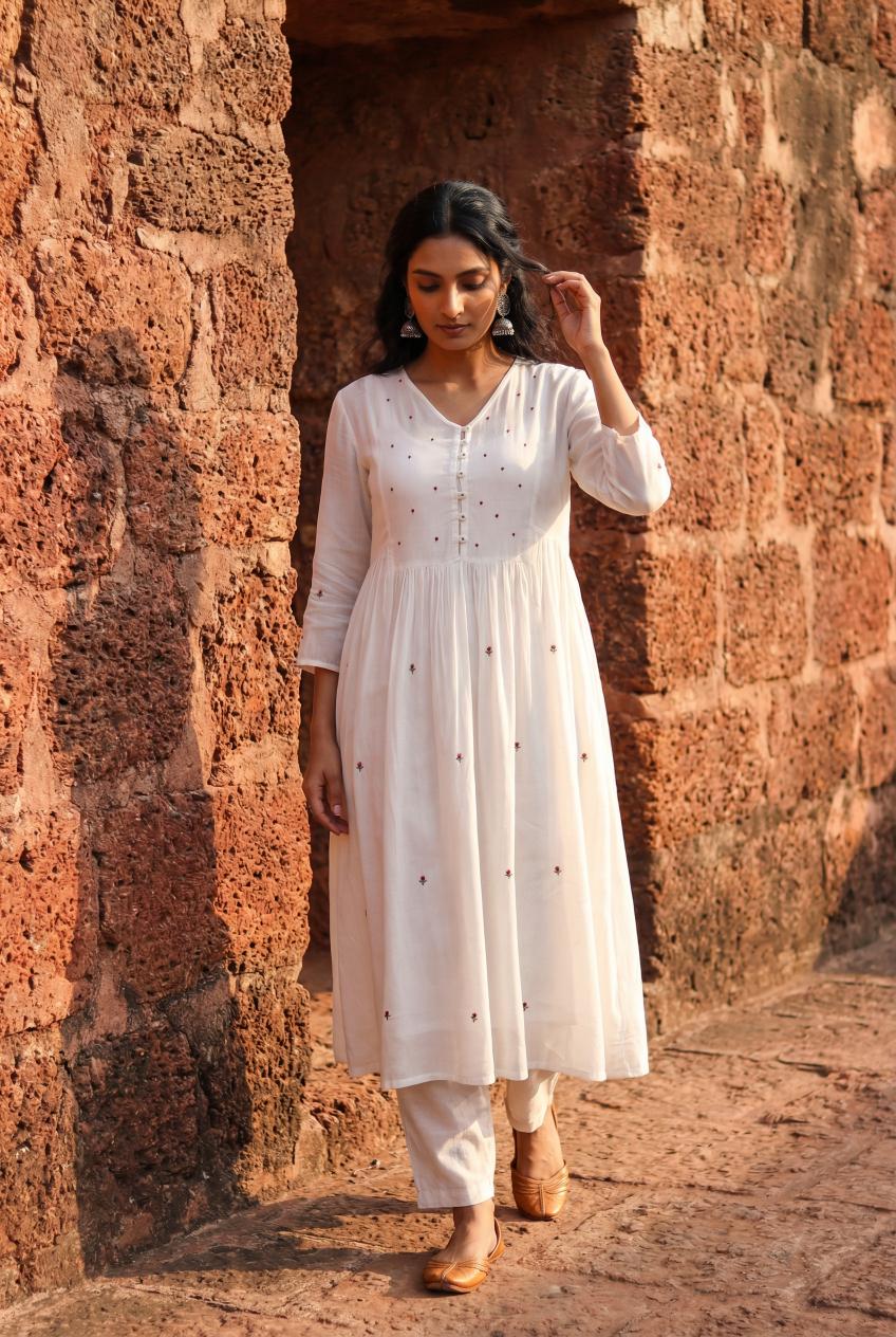 Off White V-Neck Solid Kurta Set For Women