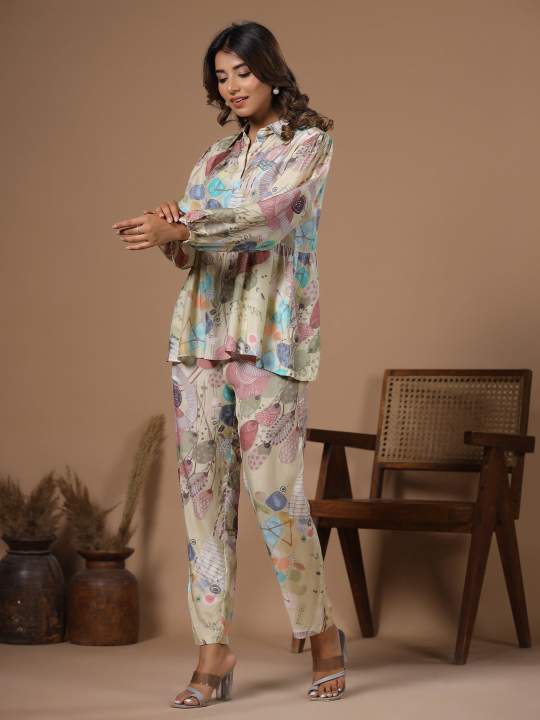 Women' s Floral Printed Silk Blend Straight Kurta with Trousers