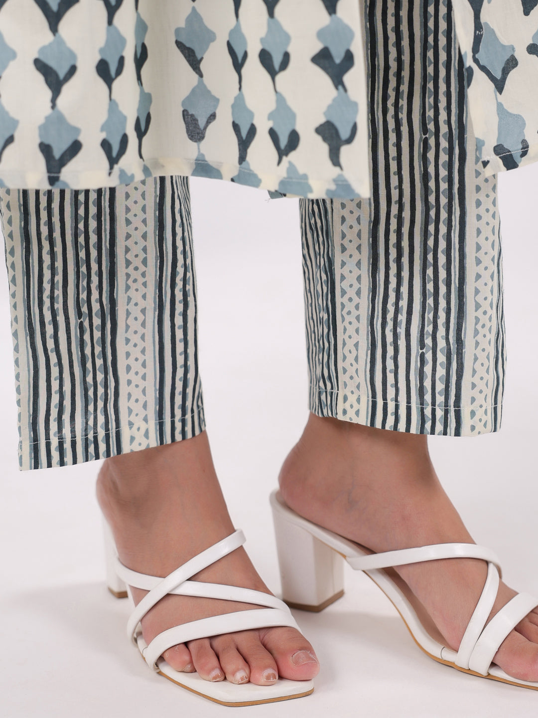 Blue & White 3 Piece Robe Loungewear Set - SanskrutiHomes 