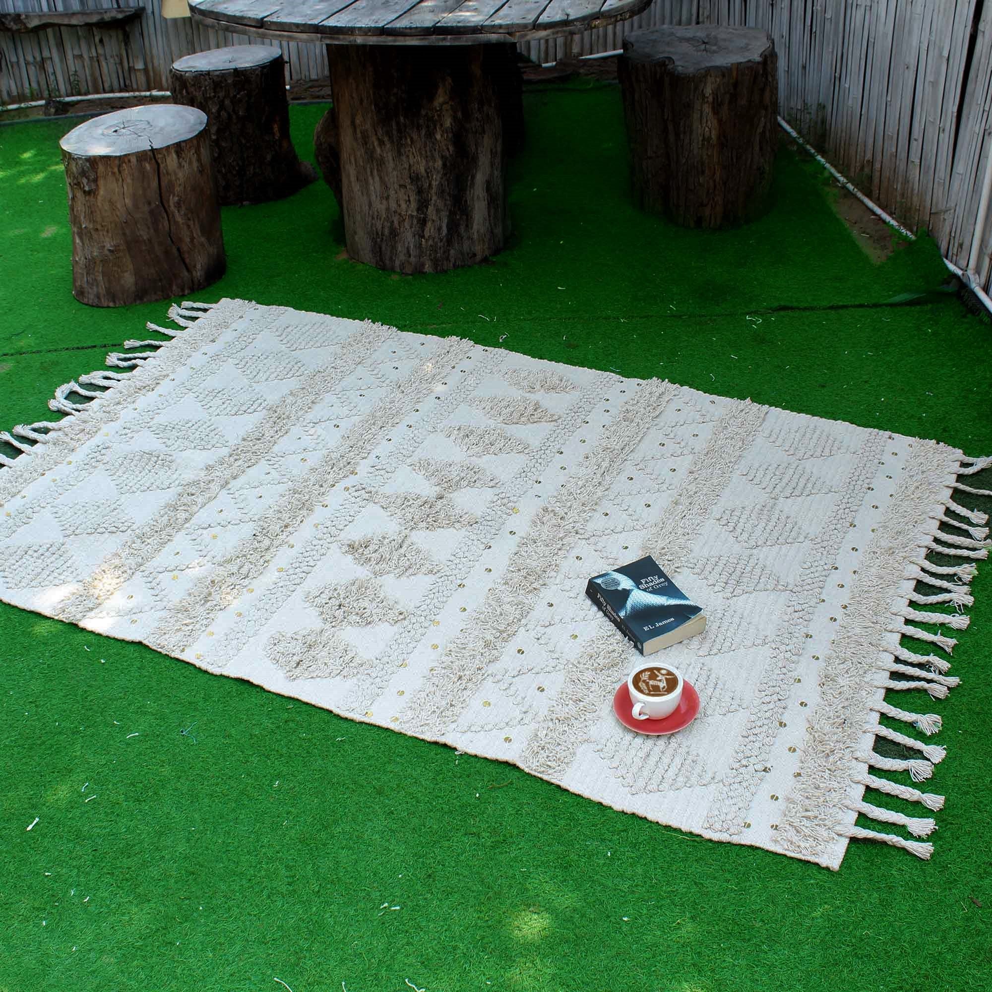 Beige Tufted Hand-Woven Rug With Tassels