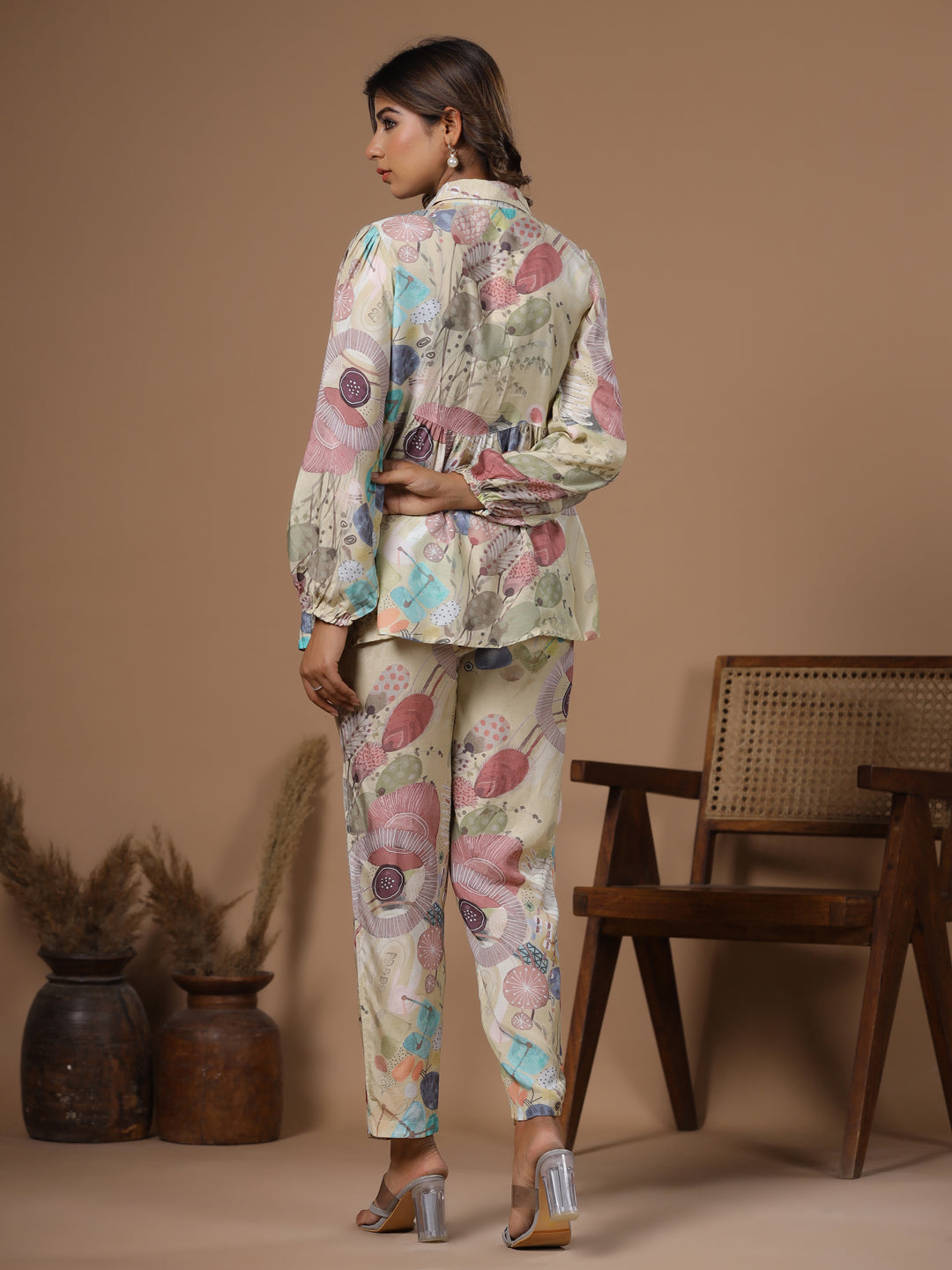 Women' s Floral Printed Silk Blend Straight Kurta with Trousers