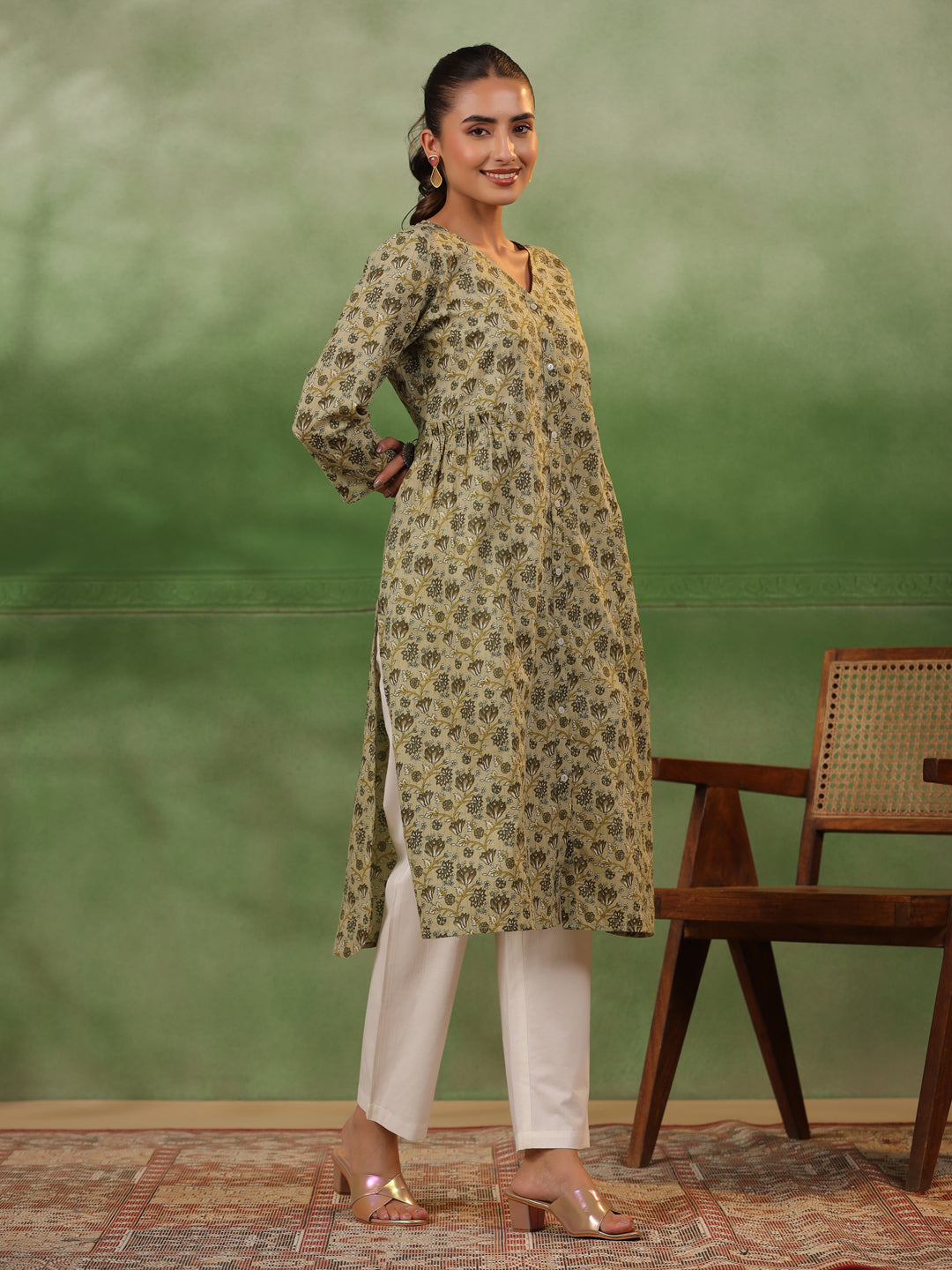 Green & White Pure Cotton Printed V-Neck Kurta Set For Women