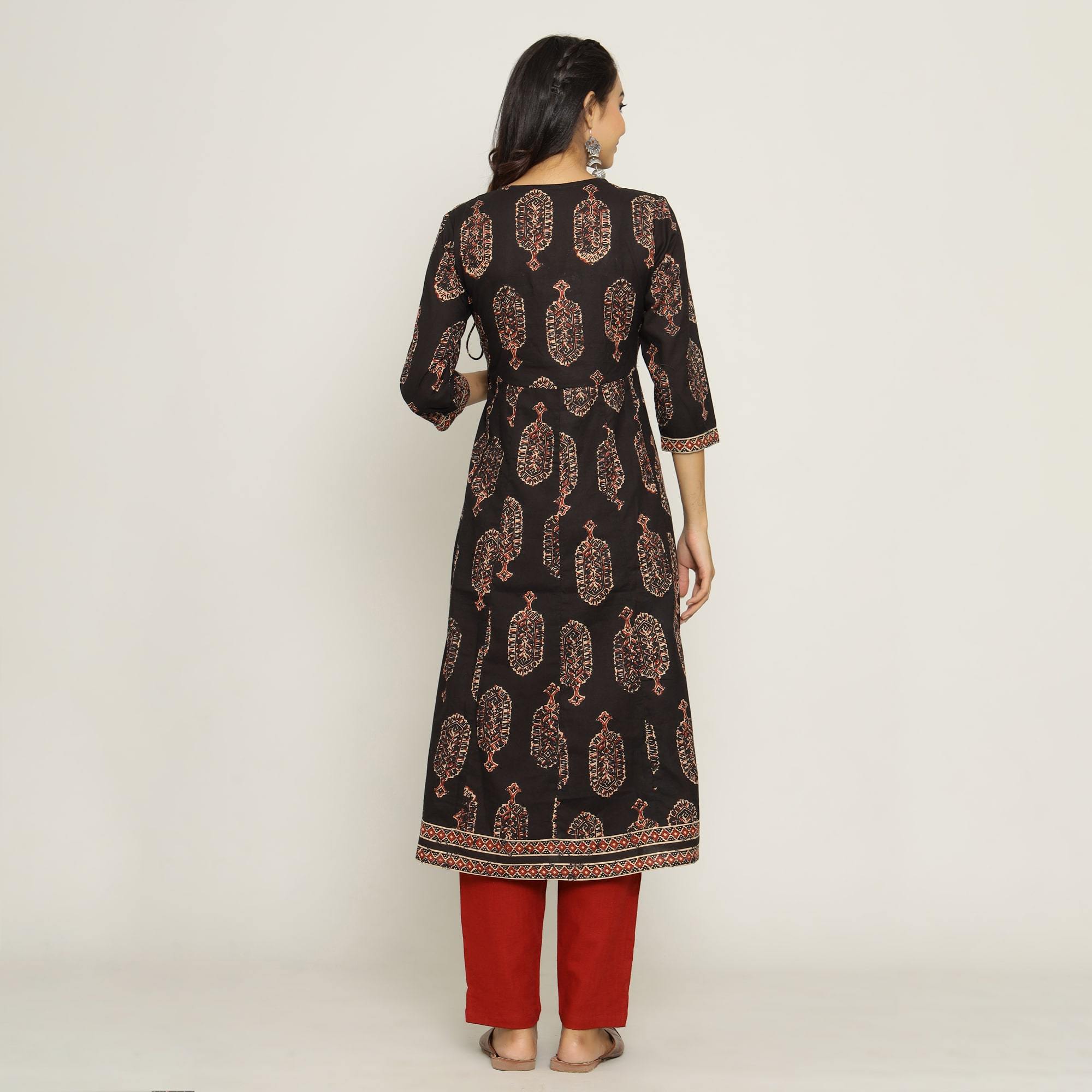 Rang Deep Women Black & Red Cotton Kurti