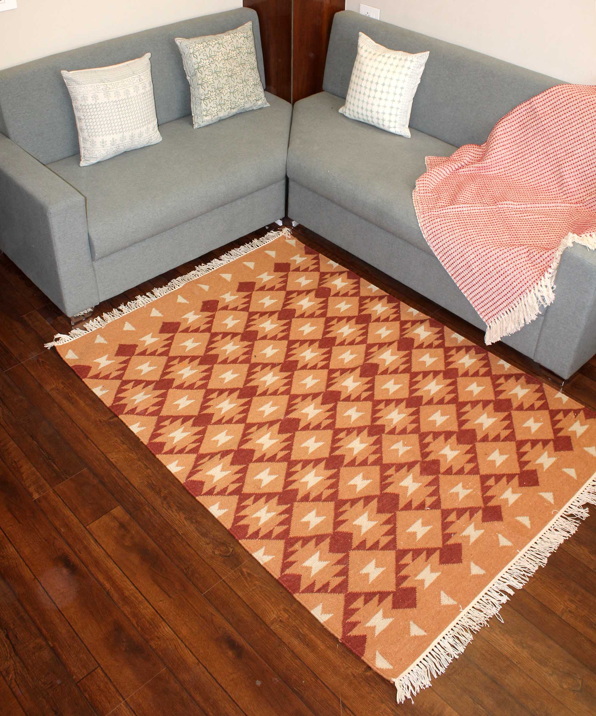 Hand-weaved cotton wool Multi-color Rug with a set of 2 cushion covers