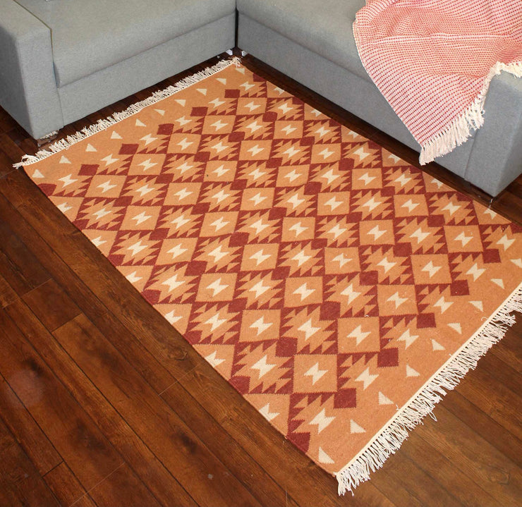 Hand-weaved cotton wool Multi-color Rug with a set of 2 cushion covers